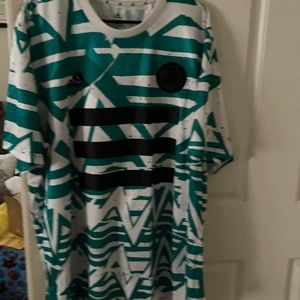 Adidas Men’s Tan DNA Graphic 2XL shirt